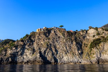 corniglia cinque tepenin üstüne geleneksel köy te