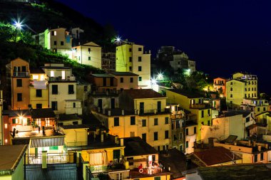 Işıklı köy Riomaggiore, gece, cin üzerinde havadan görünümü