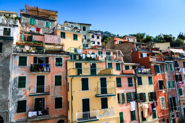 Pesulinjat vaatteilla Riomaggioressa, Cinque Terre, Italia — kuvapankkivalokuva