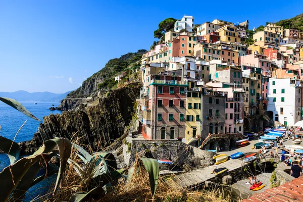 Köy Riomaggiore cinque terre, İtalya içinde liman — Stok fotoğraf