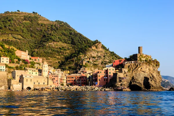 Coucher de soleil dans le village de Vernazza à Cinque Terre, Italie — Photo