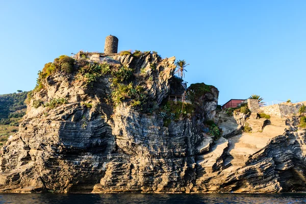 Torre medieval sobre la roca en Vernazza, Cinque Terre, Italia —  Fotos de Stock