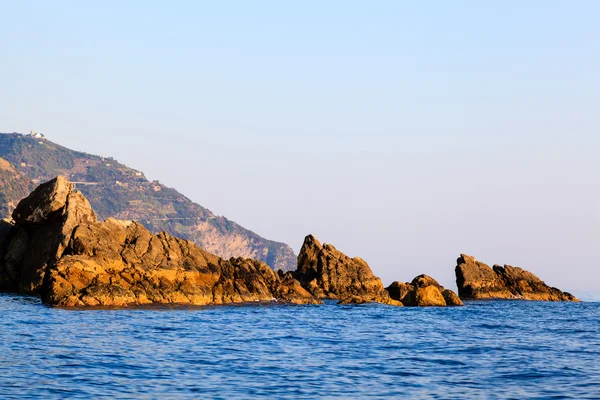 Skály a útesy při západu slunce v Cinque Terre, Itálie — Stock fotografie