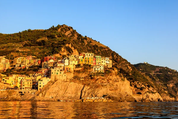 ดวงอาทิตย์ตกในหมู่บ้าน Manarola ใน Cinque Terre, อิตาลี — ภาพถ่ายสต็อก