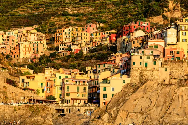 Solnedgång i Manarola byn i Cinque Terre, Italien — Stockfoto