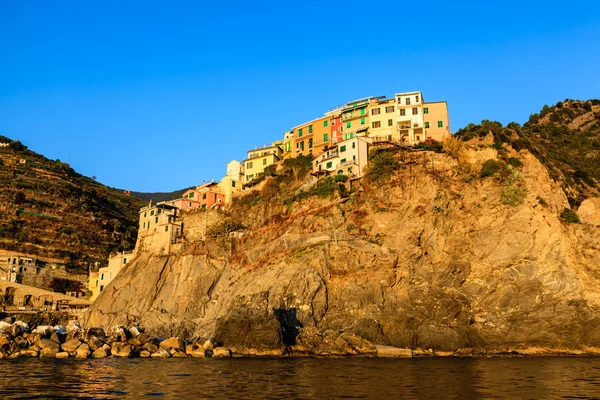 Byn av Manarola på den branta klippan i Cinque Terre, Italien — Stockfoto