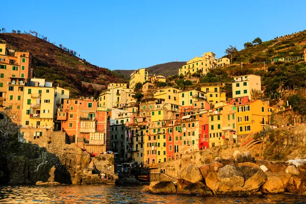 Puesta de sol en el pueblo de Riomaggiore en Cinque Terre, Italia —  Fotos de Stock