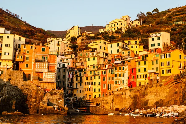 Pôr do sol na aldeia de Riomaggiore em Cinque Terre, Itália — Fotografia de Stock