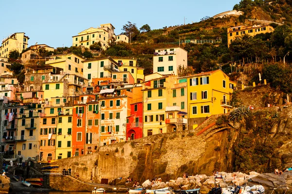 Puesta de sol en el pueblo de Riomaggiore en Cinque Terre, Italia — Foto de Stock