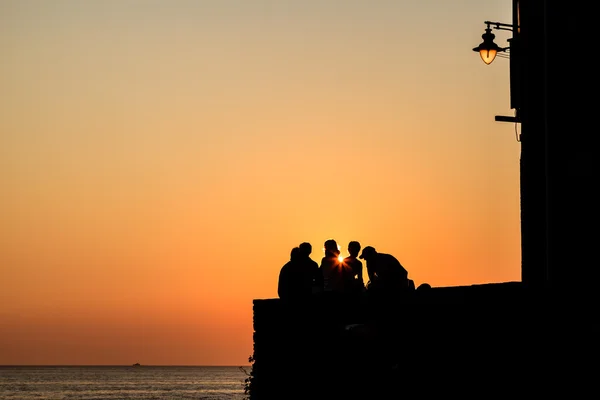 Ομάδα του βλέποντας το ηλιοβασίλεμα σε Riomaggiore, Ιταλία — Φωτογραφία Αρχείου