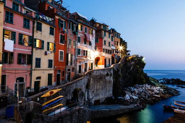 Pueblo de Riomaggiore en Cinque Terre iluminado por la noche, Ita — Foto de Stock