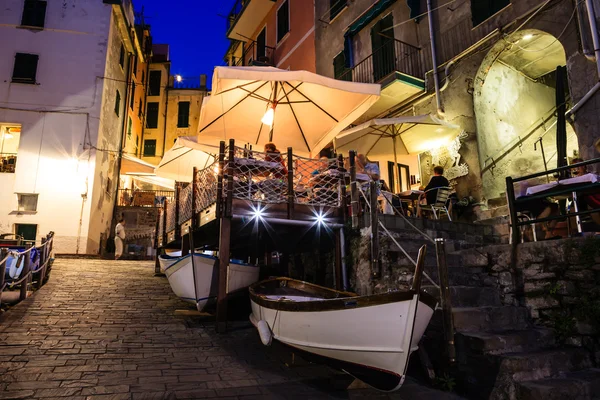 Calle iluminada de Riomaggiore en Cinque Terre por la noche, Ital —  Fotos de Stock