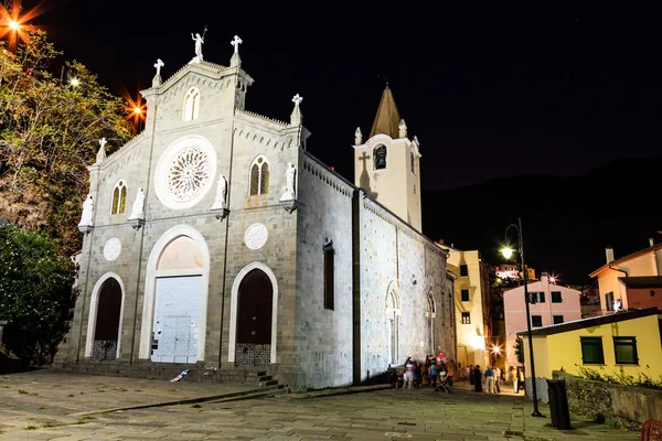 Iglesia iluminada en la aldea de Riomaggiore por la noche, Cinqu —  Fotos de Stock
