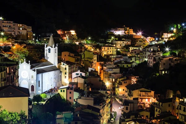 Letecký pohled na osvětlené církve a Riomaggiore v noci, Cin — Stock fotografie