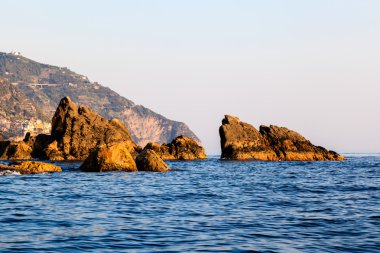 uçurum ve taşlara günbatımında cinque terre, İtalya