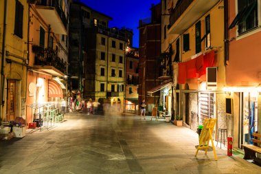 Riomaggiore içinde cinque terre, gece, ital ışıklı cadde