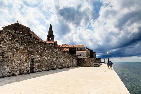 Шторм приближается к базилике Евфразия в Порече, Хорватия — стоковое фото