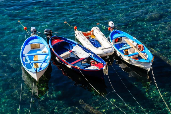 Tres barcos anclados cerca de Riomaggiore en Cinque Terre, Italia —  Fotos de Stock