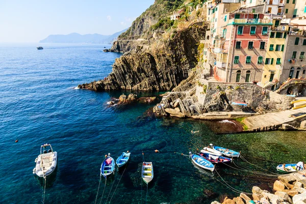 ท่าเรือในหมู่บ้าน Riomaggiore ใน Cinque Terre, อิตาลี — ภาพถ่ายสต็อก