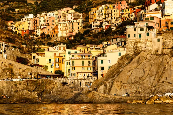 Puesta de sol en el pueblo de Manarola en Cinque Terre, Italia —  Fotos de Stock
