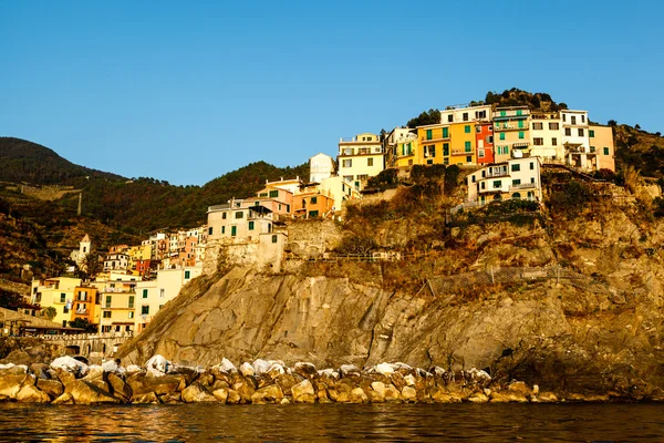 Puesta de sol en el pueblo de Manarola en Cinque Terre, Italia — Foto de Stock
