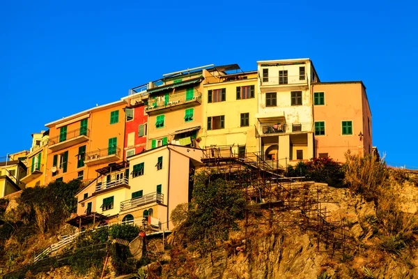 Vesnice Manarola na strmé skále v Cinque Terre, Itálie — Stock fotografie