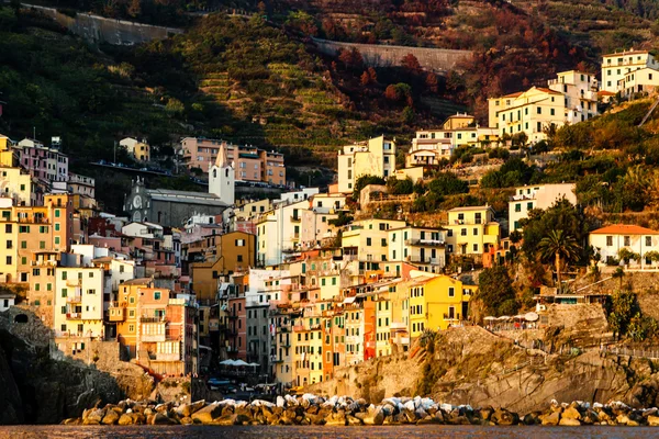 Západ slunce v obci Riomaggiore v Cinque Terre, Itálie — Stock fotografie