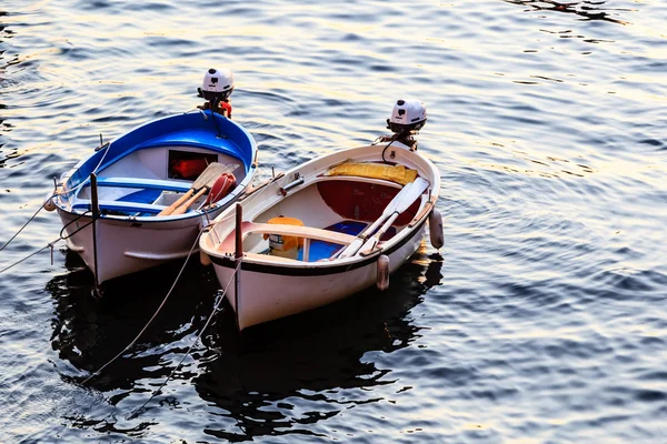 Três barcos ancorados perto de Riomaggiore em Cinque Terre, Itália — Fotografia de Stock