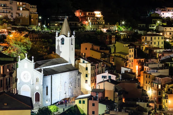 Вид на освітлену церкви і Ріомаджоре вночі, Cinq — стокове фото