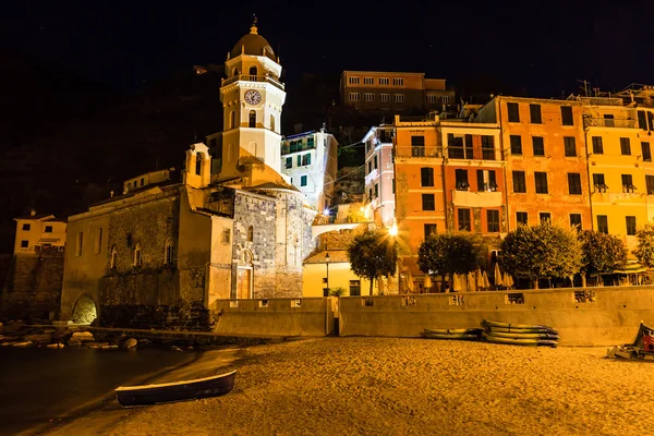 Igreja Vernazza na praia do mar à noite em Cinque Terre, Itália — Fotografia de Stock