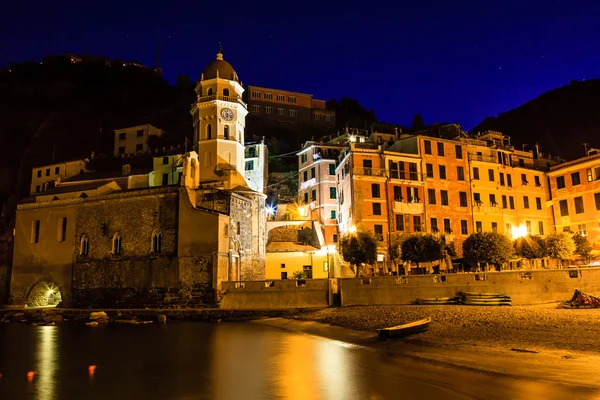 Iglesia Vernazza y el barco en la playa por la noche en Cinque Ter — Foto de Stock