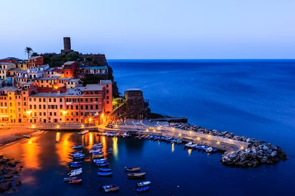 Castillo y puerto de Vernazza por la mañana temprano en Cinque Terre, Ita —  Fotos de Stock