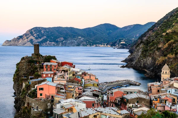 Vernazza içinde cinque terre, İtalya ortaçağ köyü — Stok fotoğraf