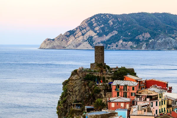 ปราสาทยุคกลางในหมู่บ้าน Vernazza, Cinque Terre, It — ภาพถ่ายสต็อก