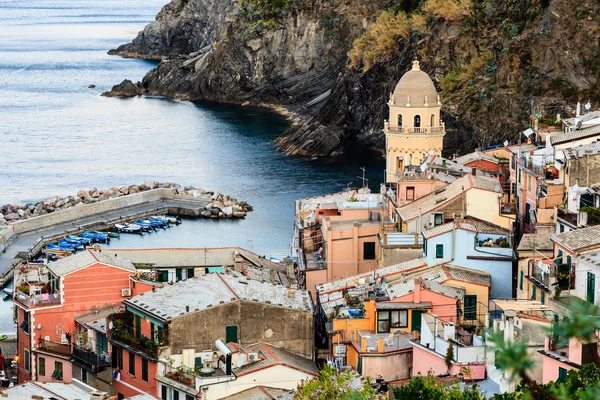 The Medieval Church in the Village of Vernazza, Cinque Terre, It — Stock Photo, Image