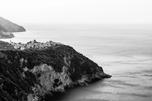 Pueblo de Corniglia por la mañana en Cinque Terre, Italia — Foto de Stock