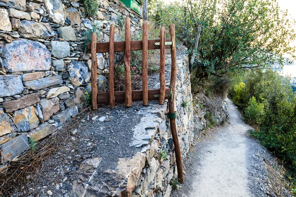 ประตูไม้บนเส้นทางจาก Vernazza ถึง Corniglia ใน Cinque Ter — ภาพถ่ายสต็อก
