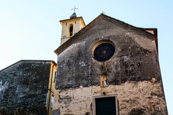 De middeleeuwse kerk in het dorp van vernazza, cinque terre, het — Stockfoto
