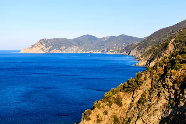 Corniglia cinque ter içinde köyü yakınlarında vahşi ve kayalık sahil — Stok fotoğraf