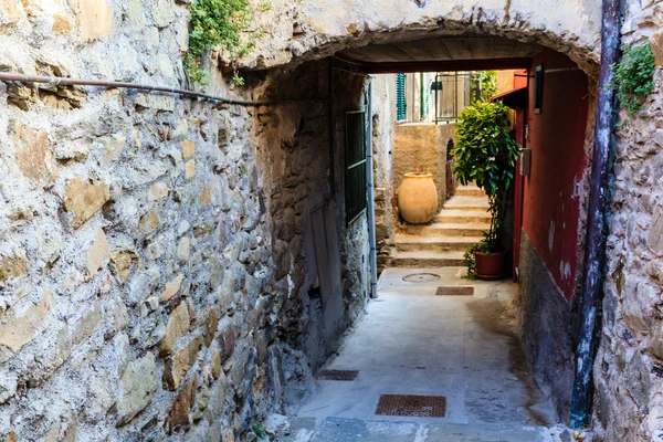 Archway with Big Pot in the Village of Corniglia, Cinque Terre, — Stock Photo, Image