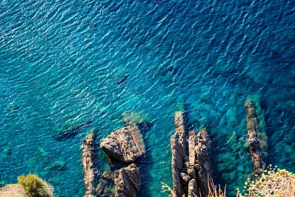 corniglia cinque terre içinde yakınındaki taş ve turkuaz deniz yüzeyi,