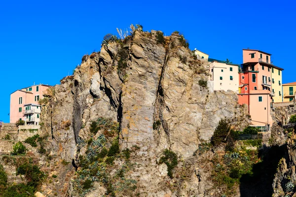 Maisons au sommet de la falaise dans le village de Corniglia, Cinque Ter — Photo
