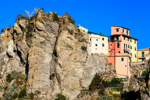 Houses High on the Cliff in the Village of Corniglia, Cinque Ter — Stock Photo, Image