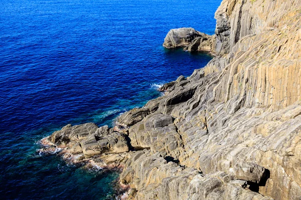 Divoké skalnaté pláži poblíž manarola v cinque terre, Itálie — Stock fotografie