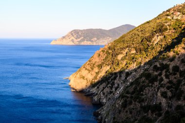 corniglia cinque ter içinde köyü yakınlarında vahşi ve kayalık sahil