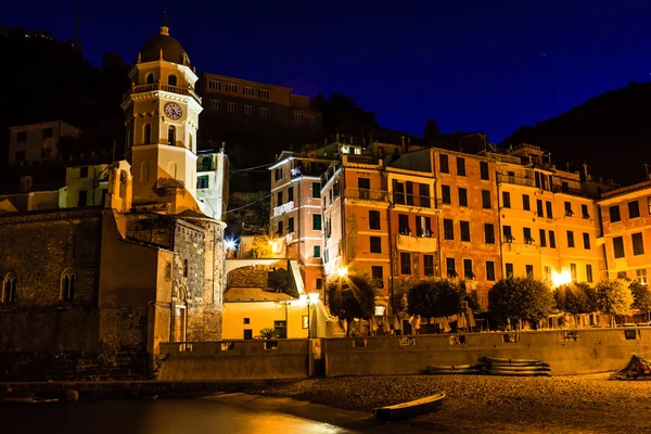 Iglesia Vernazza en la playa del mar por la noche en Cinque Terre, Italia —  Fotos de Stock