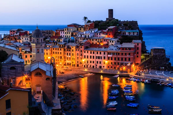 Aldeia medieval de Vernazza pela manhã, Cinque Terre — Fotografia de Stock