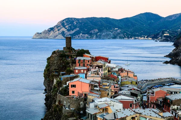 ปราสาทยุคกลางในหมู่บ้าน Vernazza, Cinque Terre, It — ภาพถ่ายสต็อก