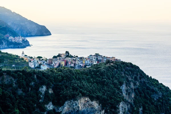 Dörfer Corniglia und Manarola am Morgen in Cinque Terre, — Stockfoto