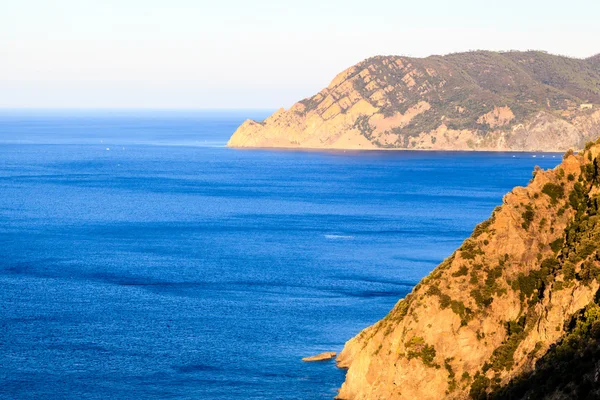 Divoké a skalnaté pobřeží poblíž vesnice corniglia v cinque ter — Stock fotografie